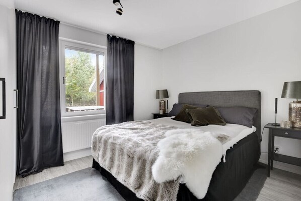 2 Schlafzimmer, Schreibtisch, Bügeleisen/Bügelbrett, Reisekinderbett