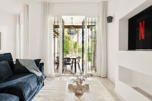 Smart-TV, Kamin, Stereoanlage