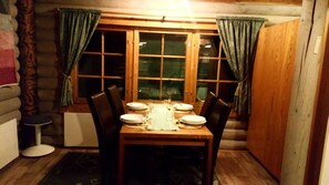 Comfort chalet, uitzicht op het strand | Woonruimte | Televisie