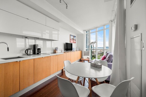 Fridge, microwave, oven, stovetop - GLOBALSTAY. Panoramic 1 Bedroom Condo in Downtown (Toronto/Canada)