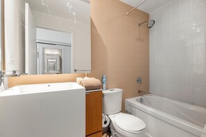 Haartrockner, Handtücher, Seife, Shampoo
