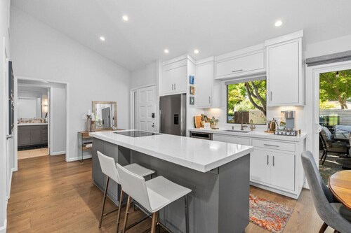 Stylish 3BR w/ Golf Course Views, BBQ, Firepit