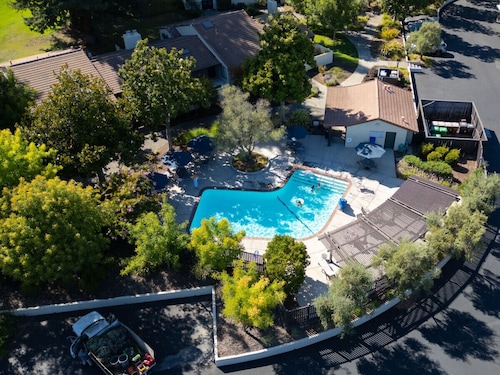 Modern Condo: Golf Course Views, BBQ, Fire Pit