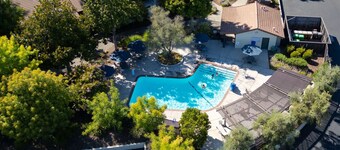 Modern Condo: Golf Course Views, BBQ, Fire Pit