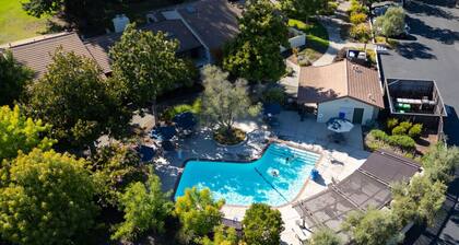 Modern Condo: Golf Course Views, BBQ, Fire Pit