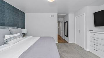 3 slaapkamers, een bureau, een strijkplank/strijkijzer, reisbedje