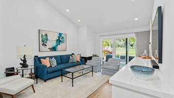 Smart TV, fireplace, books, stereo