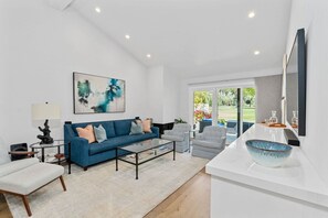 Smart TV, fireplace, books, stereo