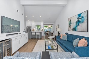 Smart TV, fireplace, books, stereo - Modern Condo: Golf Course Views, BBQ, Fire Pit (Napa)