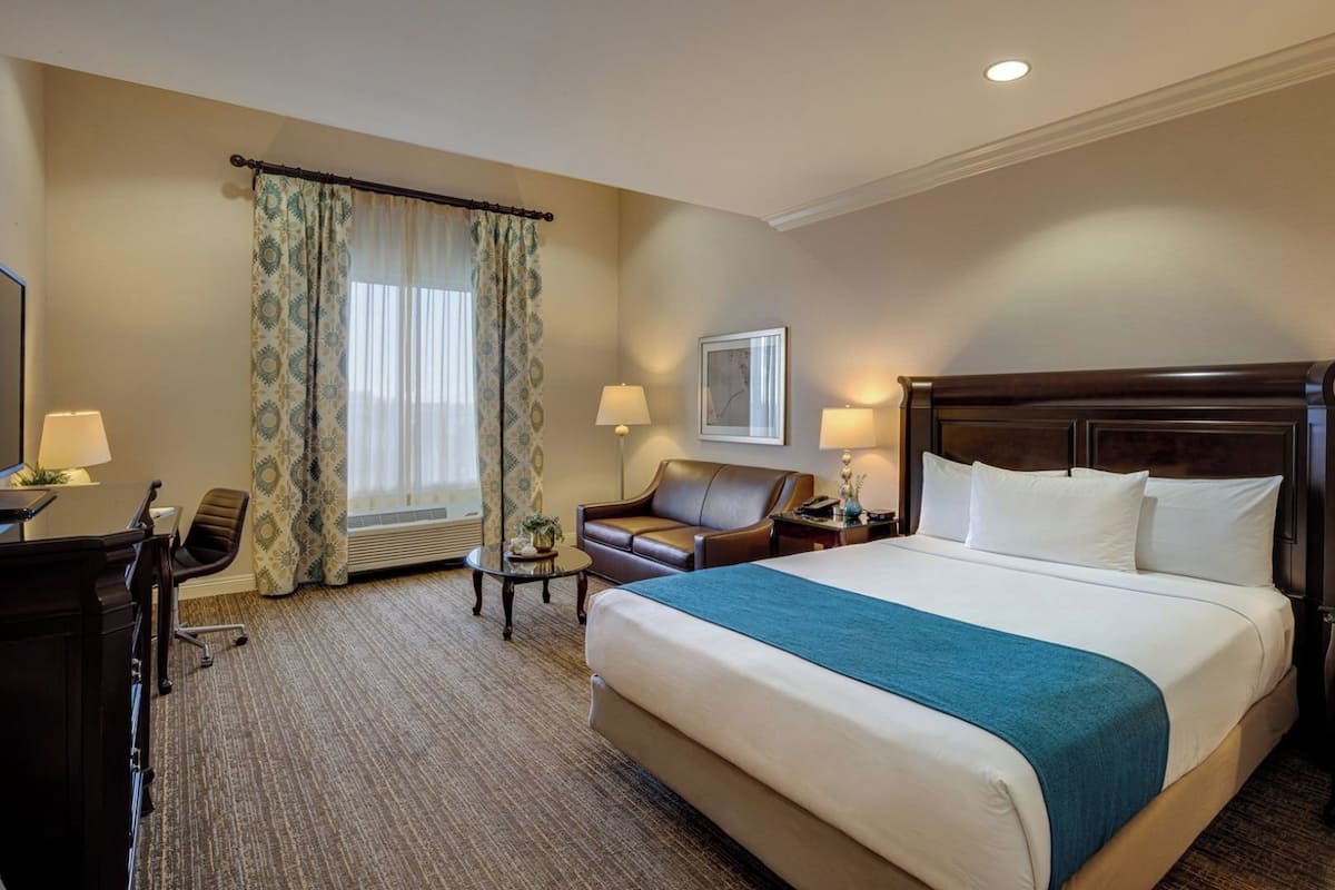 Ropa de cama de alta calidad, colchones con pillow-top y escritorio