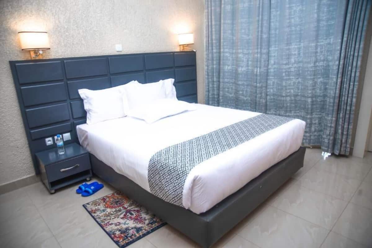 Ropa de cama de alta calidad, colchones con pillow-top y escritorio