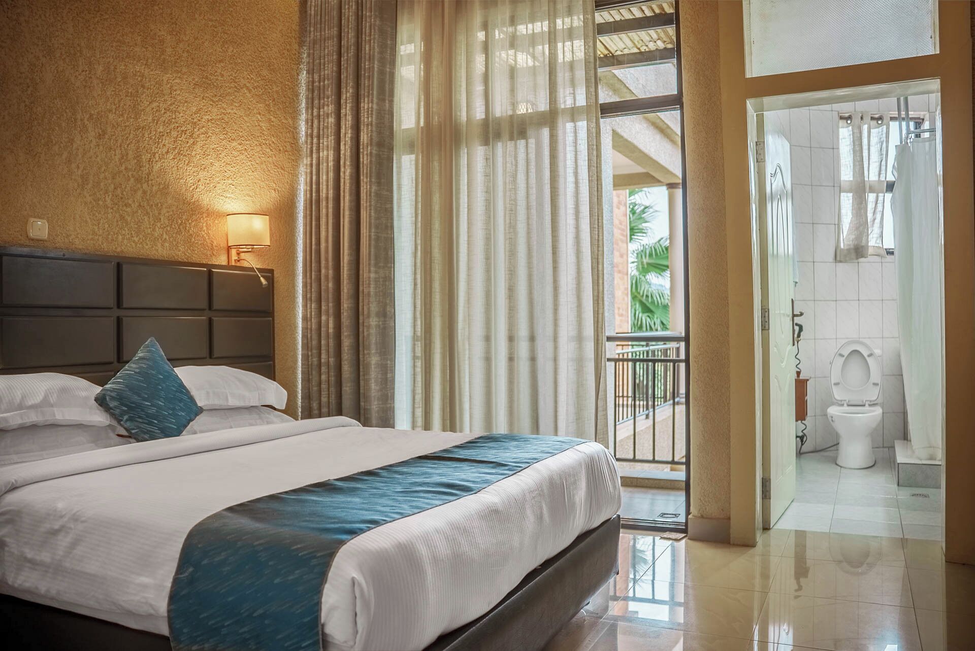 Enkelrum - utsikt mot staden | Sängtillbehör av högsta kvalitet, bäddmadrasser och skrivbord