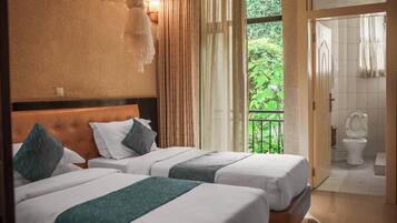 Deluxe dubbelrum eller tvåbäddsrum - utsikt mot staden | Sängtillbehör av högsta kvalitet, bäddmadrasser och skrivbord