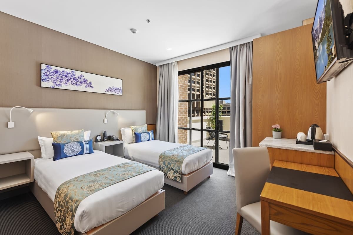 Ropa de cama de alta calidad, colchones con pillow-top y escritorio