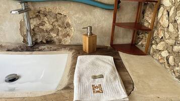 Secador de cabelo, toalhas de banho