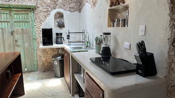 Fridge, oven, stovetop, coffee/tea maker
