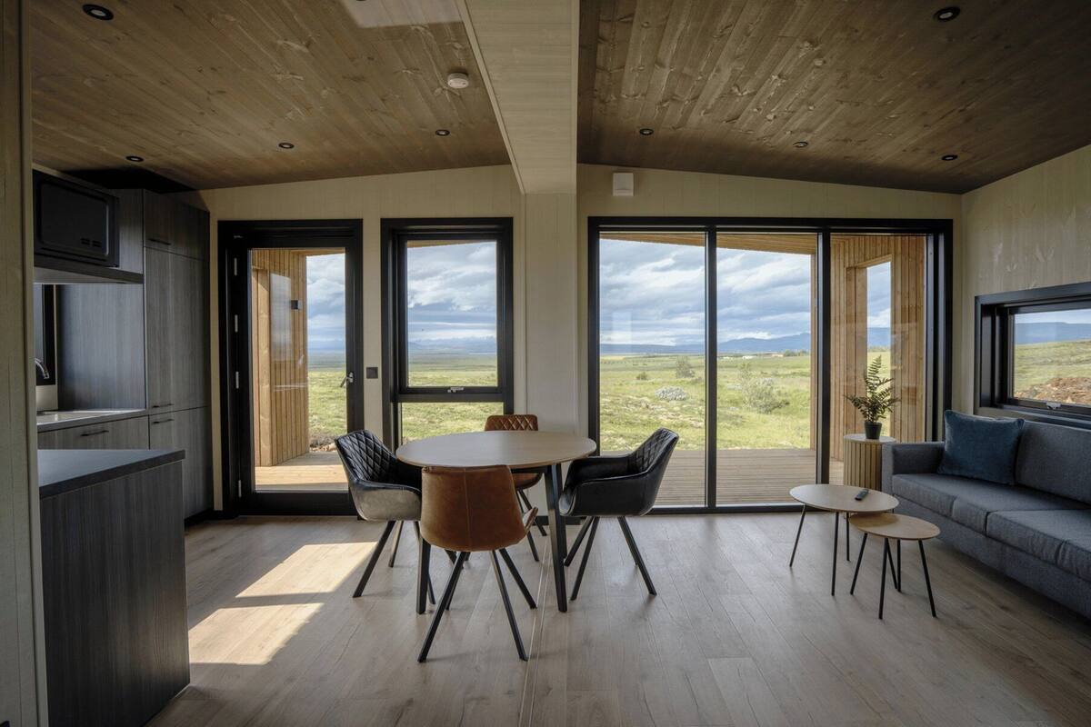 Four Person Cabin | Área de sala de estar | Televisión de pantalla plana de 43 pulgadas con canales vía satélite 