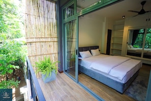 Deluxe Double Room, 1 King Bed, Balcony, Lake View | Soundproofing