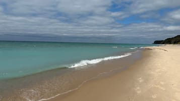 Chaises longues, serviettes de plage