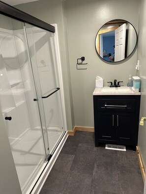 Dusche, Haartrockner, Handtücher, Seife