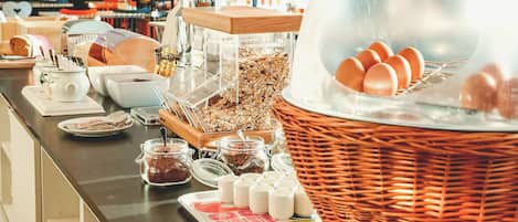 Un bufé de desayuno con diferentes alimentos y acompañamientos.