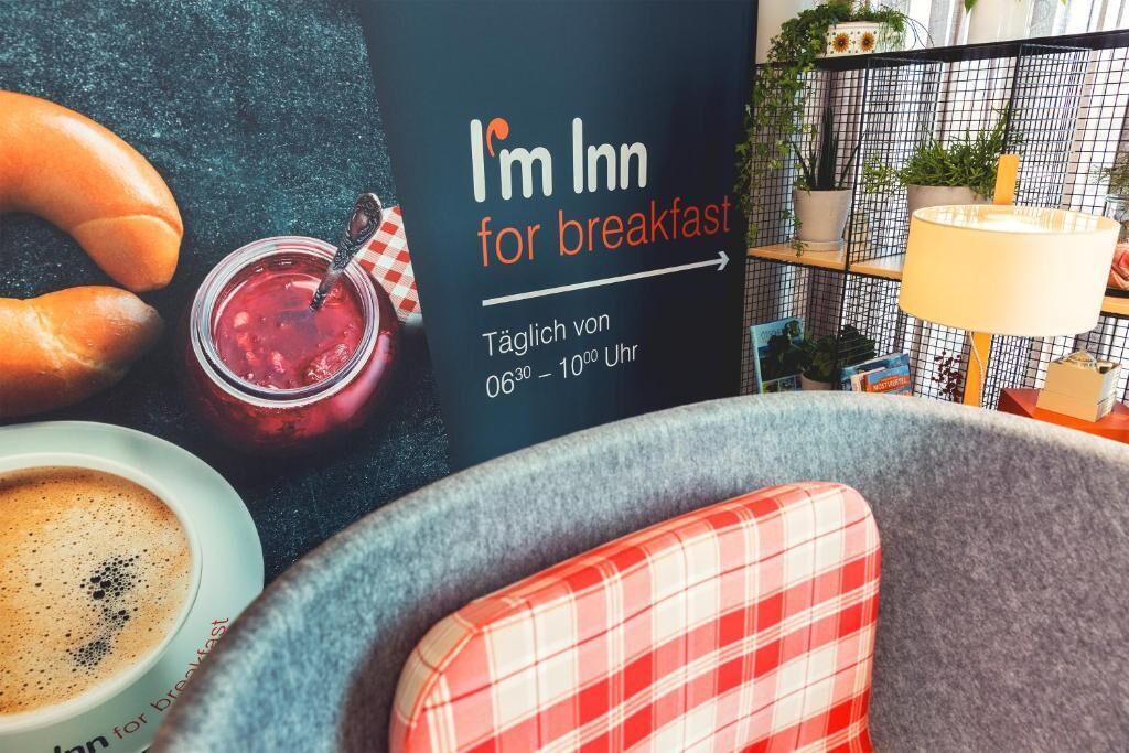 Un desayuno con un cartel que indica 'I'm Inn for breakfast', disponible diariamente de 06:30 a 10:00 Uhr.