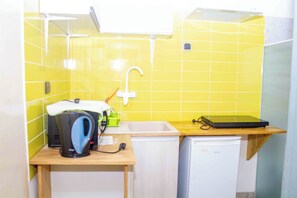 Room, 5 Bedrooms, Accessible, Smoking | Private kitchen