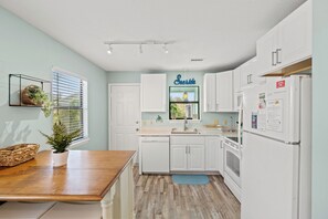 Fridge, microwave, oven, stovetop - Summer Times 3 - Quiet Area - Pool - 2/2 (North Myrtle Beach)