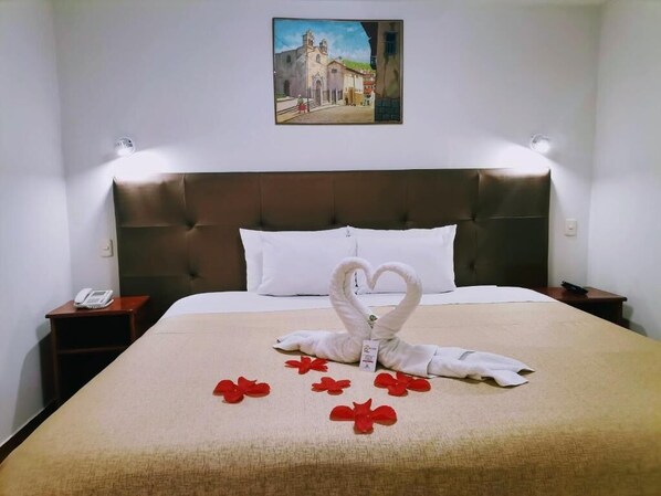 ห้องสแตนดาร์ด | โต๊ะทำงาน, พื้นที่ทำงานแบบใช้แล็ปท็อป, ห้องเก็บเสียง, เตารีด/โต๊ะรีดผ้า