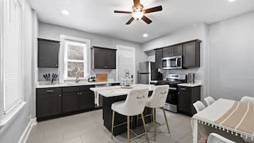 Een koelkast, een magnetron, een oven, een kookplaat