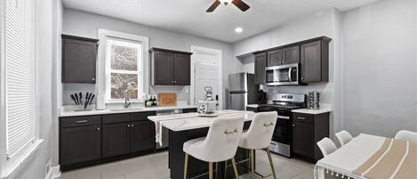 ثلاجة، ميكروويف، فرن، موقد طهي مسطح