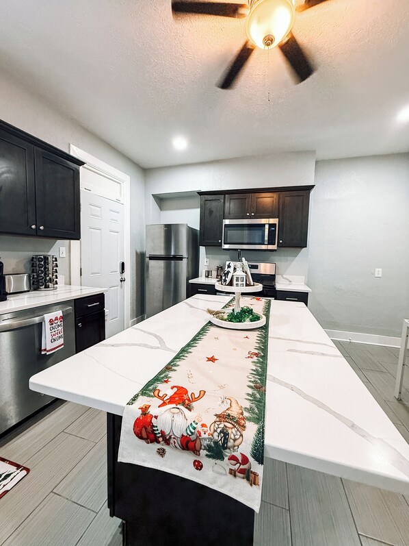 Fridge, microwave, oven, stovetop - Spacious 3-bedroom house in scenic Mt. Washington near Grandview's city view (Pittsburgh)