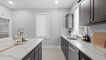 Een koelkast, een magnetron, een oven, een kookplaat