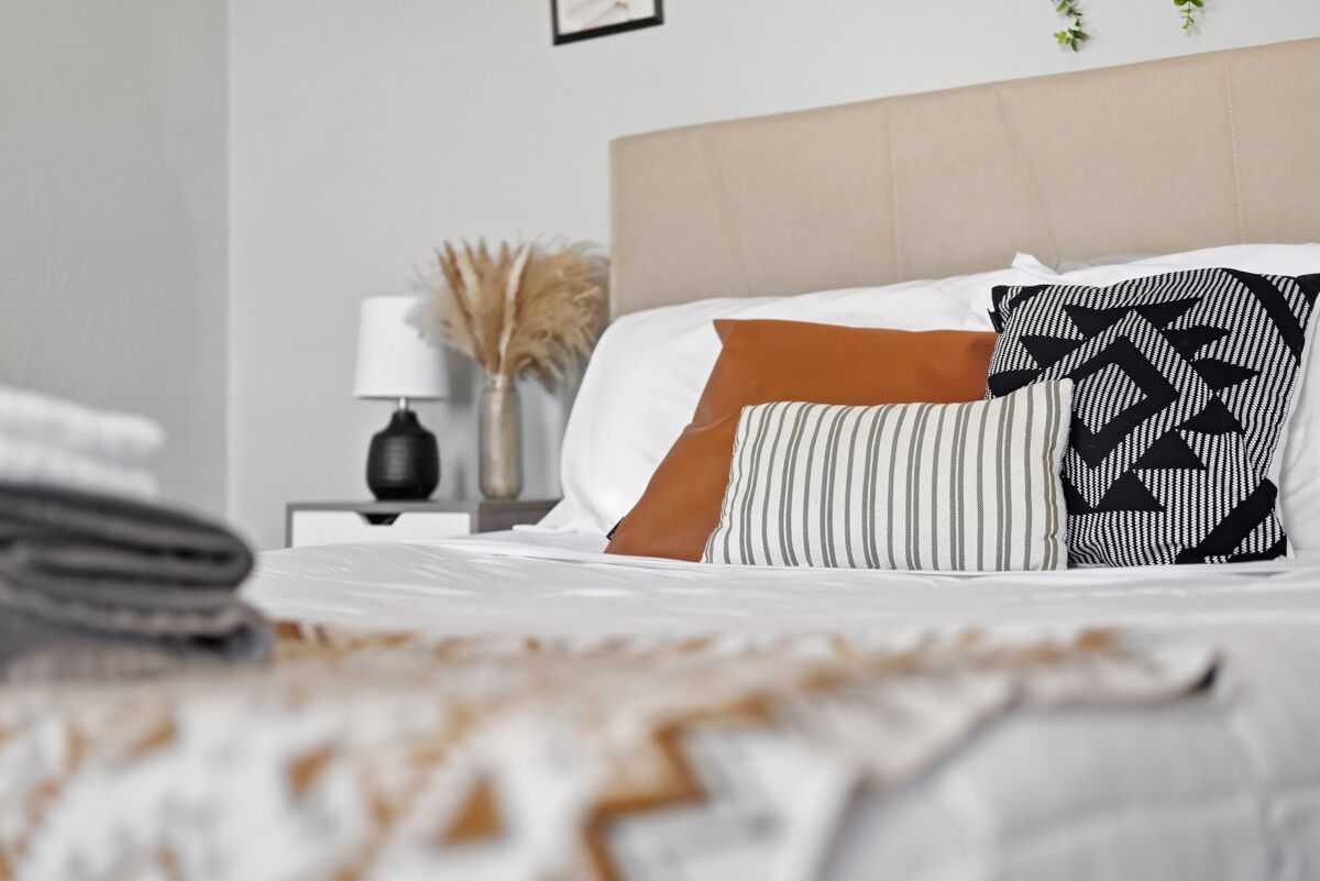 3 soverom, skrivebord, strykejern/-brett og reiseseng for barn