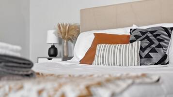 3 slaapkamers, een bureau, een strijkplank/strijkijzer, reisbedje