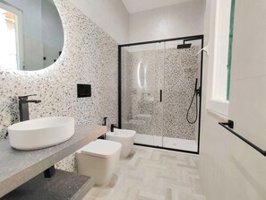 Douche, douche à « effet pluie », articles de toilette gratuits