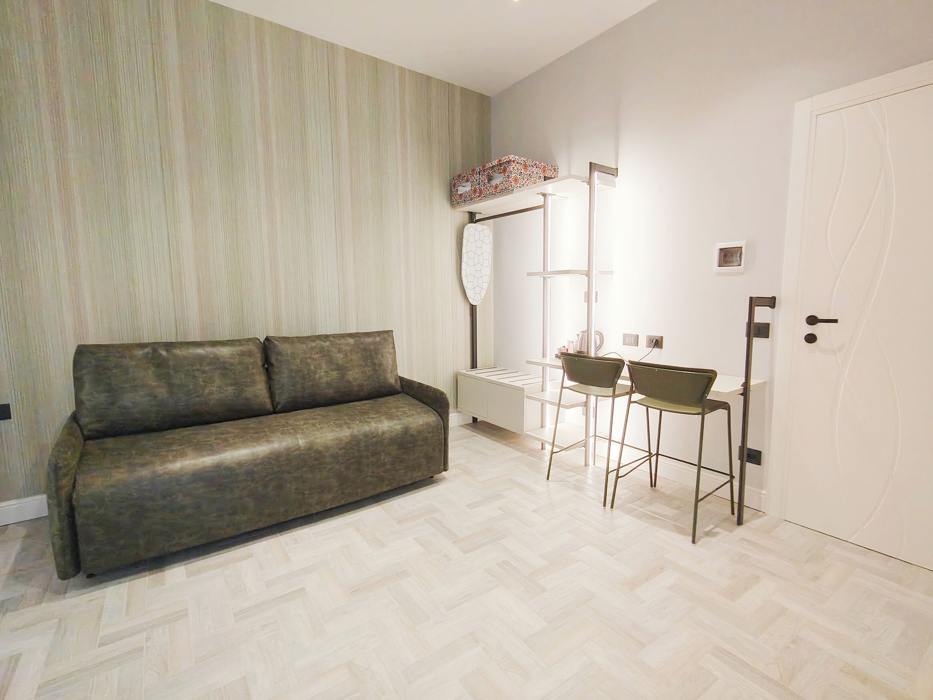 Deluxe-Apartment | Wohnbereich | 40-Zoll-Smart-TV mit Digitalempfang