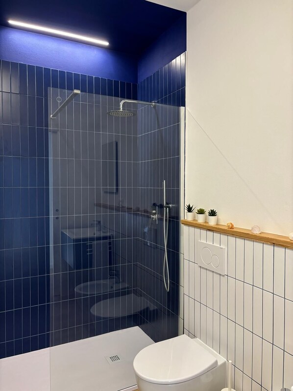 Douche, sèche-cheveux, bidet, serviettes fournies