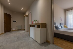 Ein modernes Schlafzimmer mit Bett, Nachttisch und Kleiderschrank.