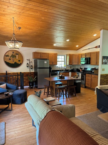 Easy access 3 bd 3 ba riverside retreat just 5 mins from WCU campus! Ping pong!