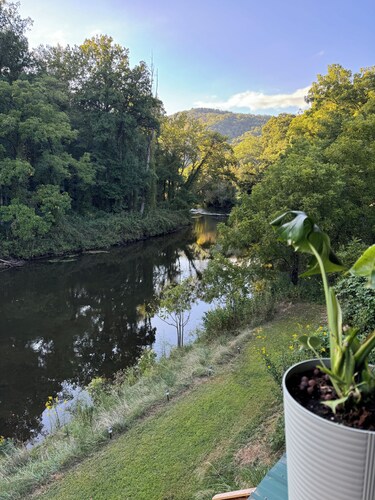 Easy access 3 bd 3 ba riverside retreat just 5 mins from WCU campus! Ping pong!