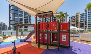 Children’s area - Spacious Studio w/ Community & Partial Burj Khalifa Views  by Deluxe Holiday Homes (Dubai)