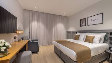 Deluxe Pool View Room With Balcony | Peti besi dalam bilik, Wi-fi percuma, cadar katil