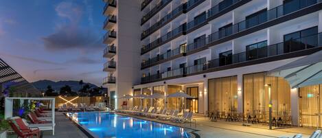 Hồ bơi ngoài trời, dù/ô trên bãi biển/hồ bơi, ghế dài tắm nắng