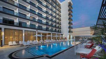 Kolam renang terbuka, payung kolam, kerusi lepak pantai