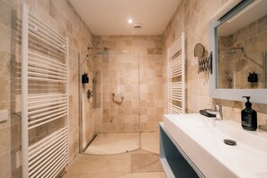 Haartrockner, Handtücher, Seife, Toilettenpapier
