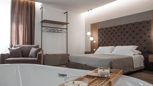 Exclusive Room | Hypo-allergenic bedding, in-room safe, desk, laptop workspace - Alexander House Hotel  (San Ferdinando)
