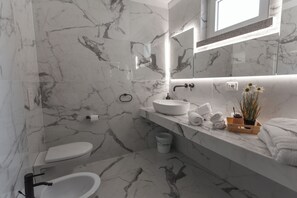 Exclusive Room | Bathroom | Free toiletries, hair dryer, towels, soap - Alexander House Hotel (San Ferdinando)