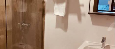 淋浴設備、提供毛巾、番梘、洗頭水