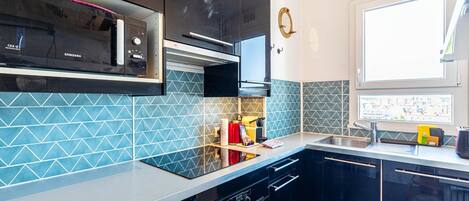 Kühlschrank, Mikrowelle, Ofen, Wasserkocher mit Kaffee-/Teezubehör